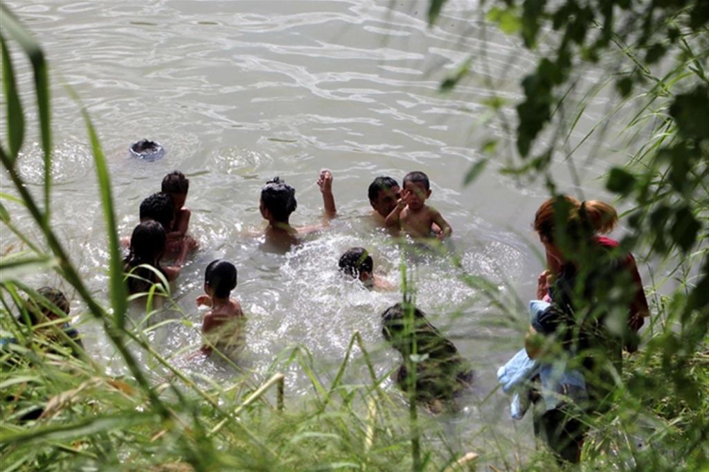 Bimbi migranti si bagnano nel Rio Bravo a Matamoros in Messico / Ansa
