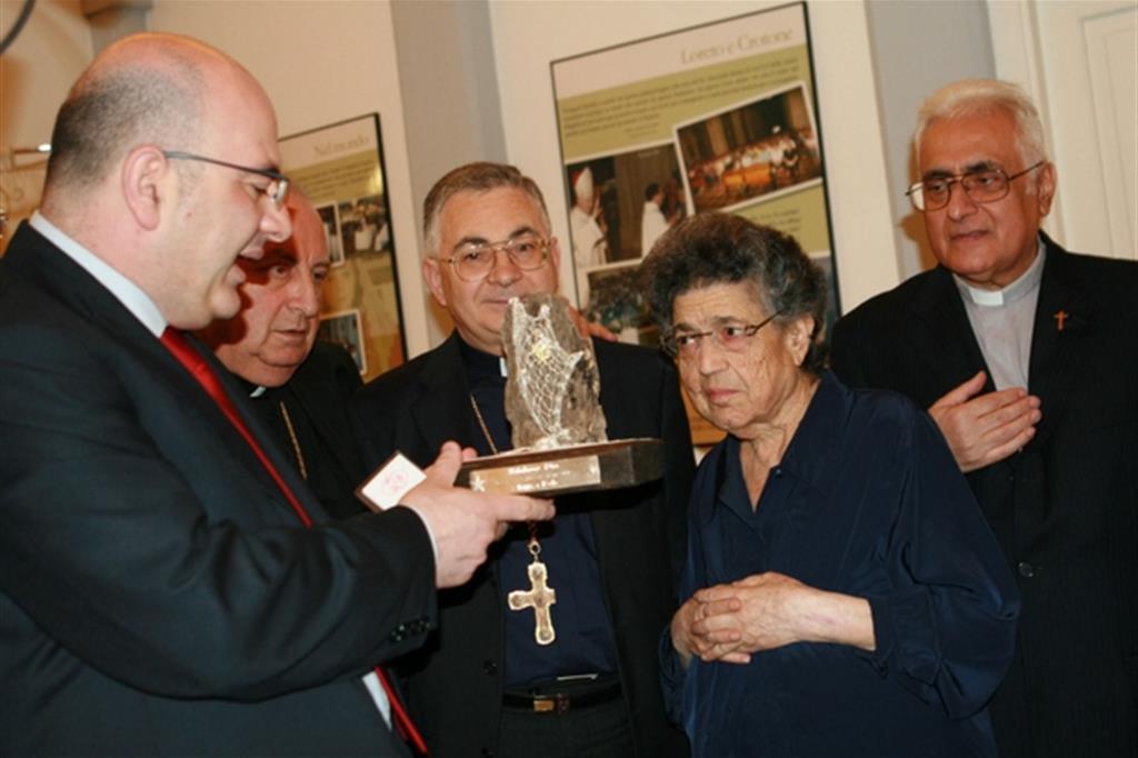 Natuzza Evolo in una foto d’archivio che la ritrae con il vescovo Luigi Renzo e l’arcivescovo Salvatore Nunnari/ Gualtieri