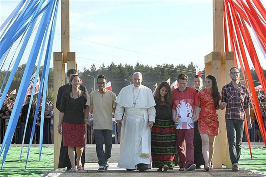 Papa Francesco con i giovani alla Gmg di Cracovia dell'estate 2017 (Ansa)
