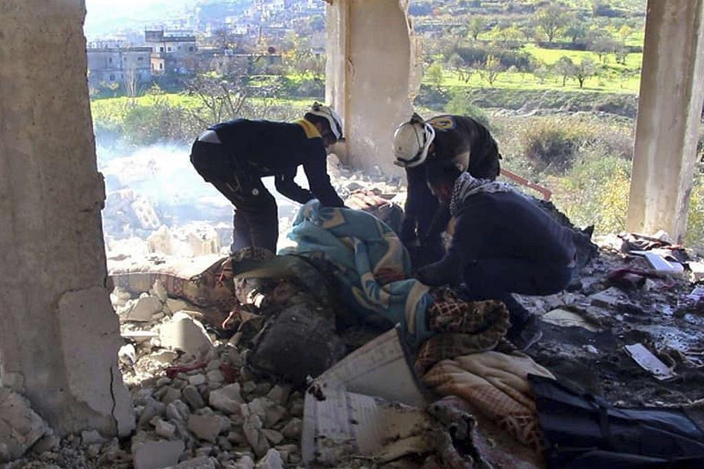 Si cercano le vittime di un raid aereo nel villaggio di Bdama, nella provincia di Idlib