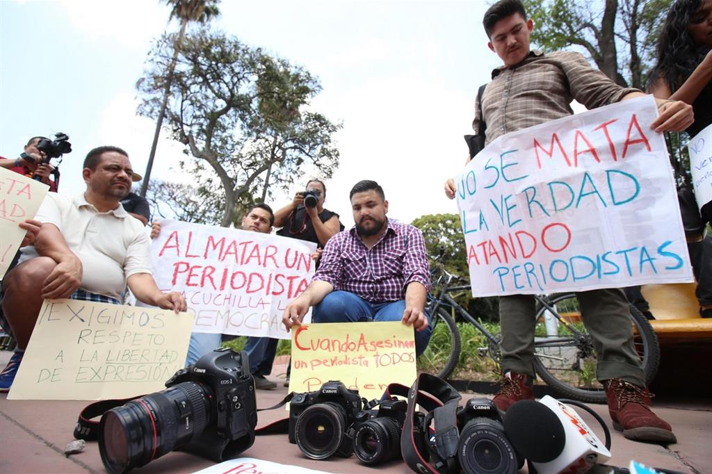 La protesta contro le uccisioni di giornalisti in Messico (Ansa)