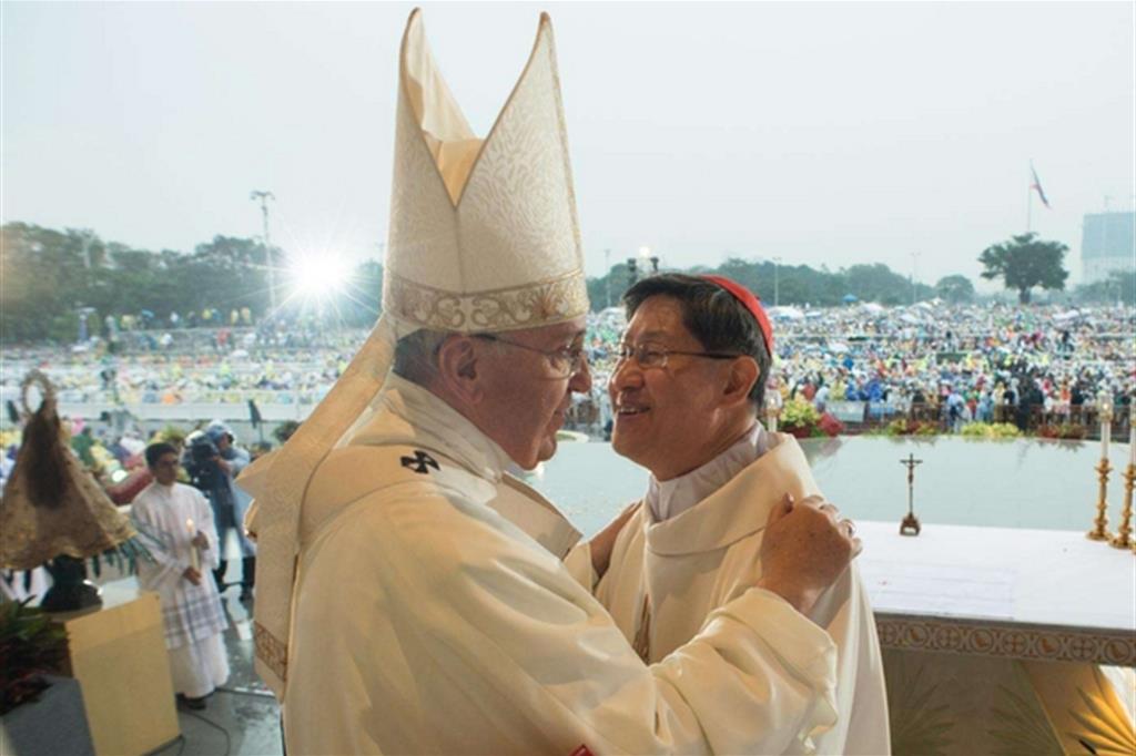 Il cardinale Tagle assieme a papa Francesco nelle Filippine, in una foto di archivio del 2015