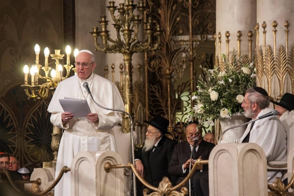 Papa Francesco in visita alla sinagoga di Roma, nella foto con il rabbino capo Riccardo di Segni, il 17 gennaio 2017 (Daniele Cataldi)