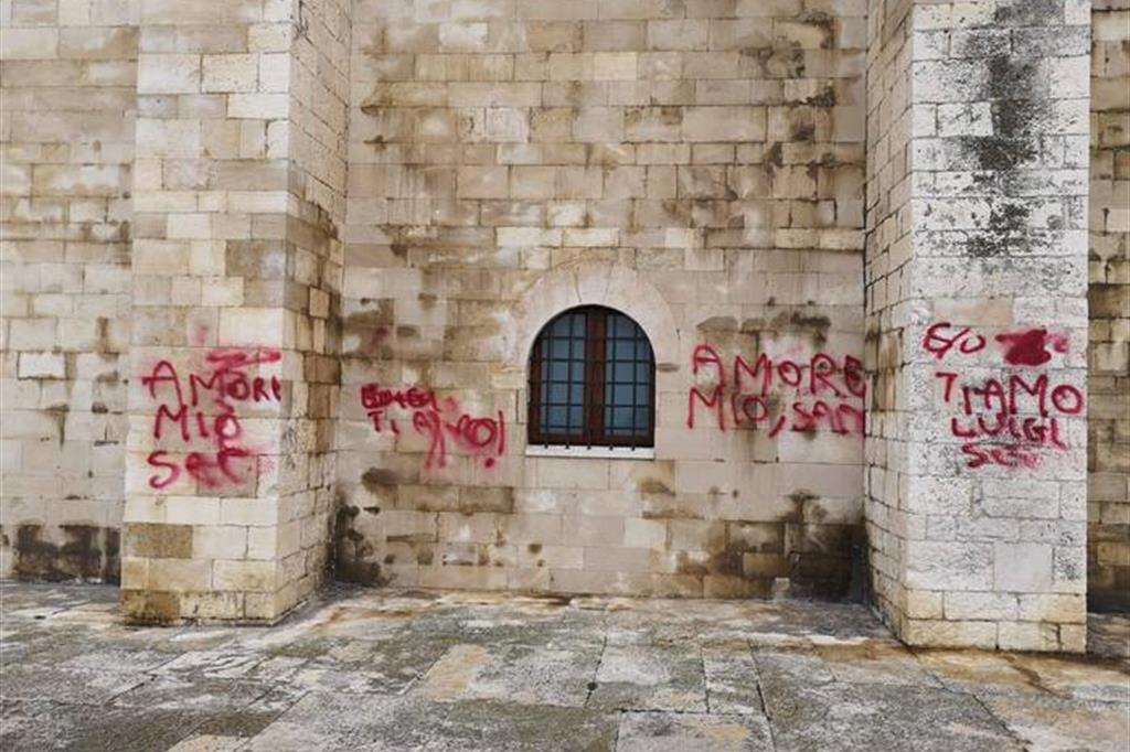 Le scritte sul muro della cattedrale di Trani in un post del sindaco Amedeo Bottaro su Facebook (ANSA)