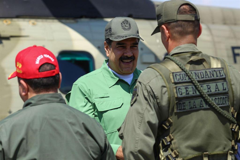 Il presidente venezuelano Nicolás Maduro in visita ad un gruppo di militari (Ansa)