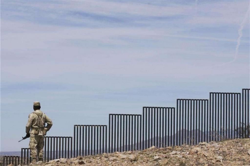 Anche il muro d’America simbolo inutile