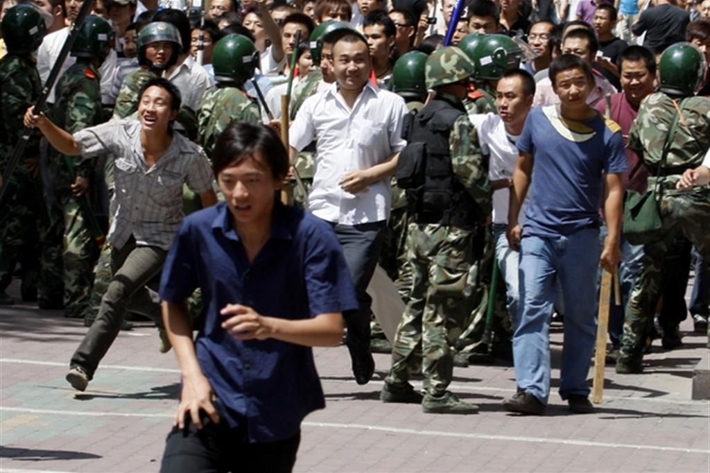La polizia impedisce una manifestazione degli uighuri nella capitale dello Xinjang Urumqi