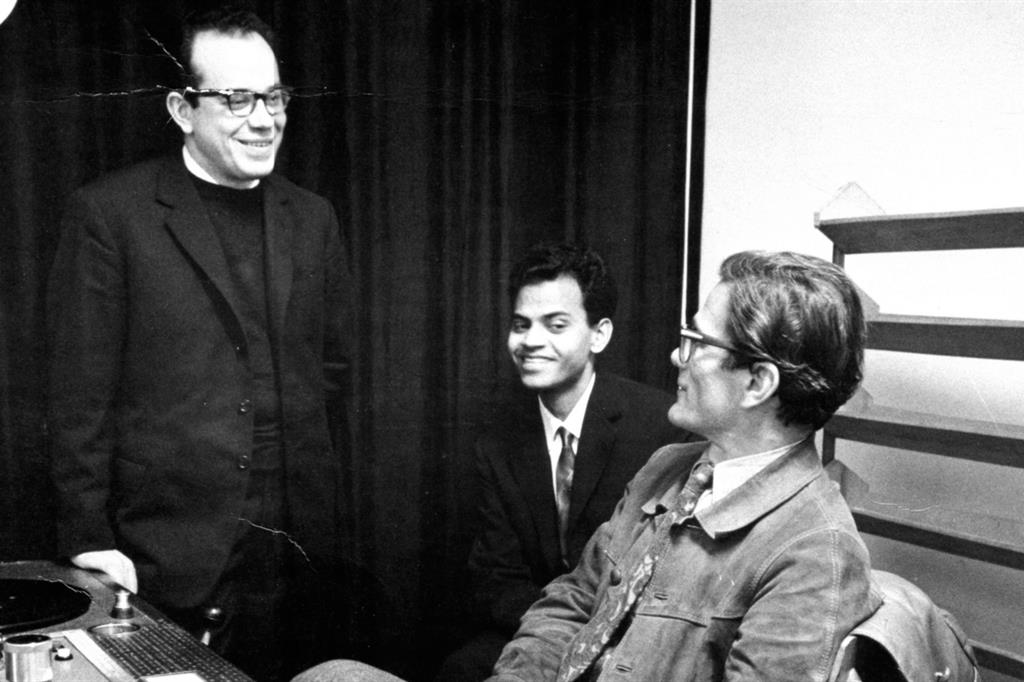 Roma 1968. Il gesuita Fantuzzi con Pasolini negli studi Rai di via Teulada durante il montaggio di “Appunti per un film sull’India”