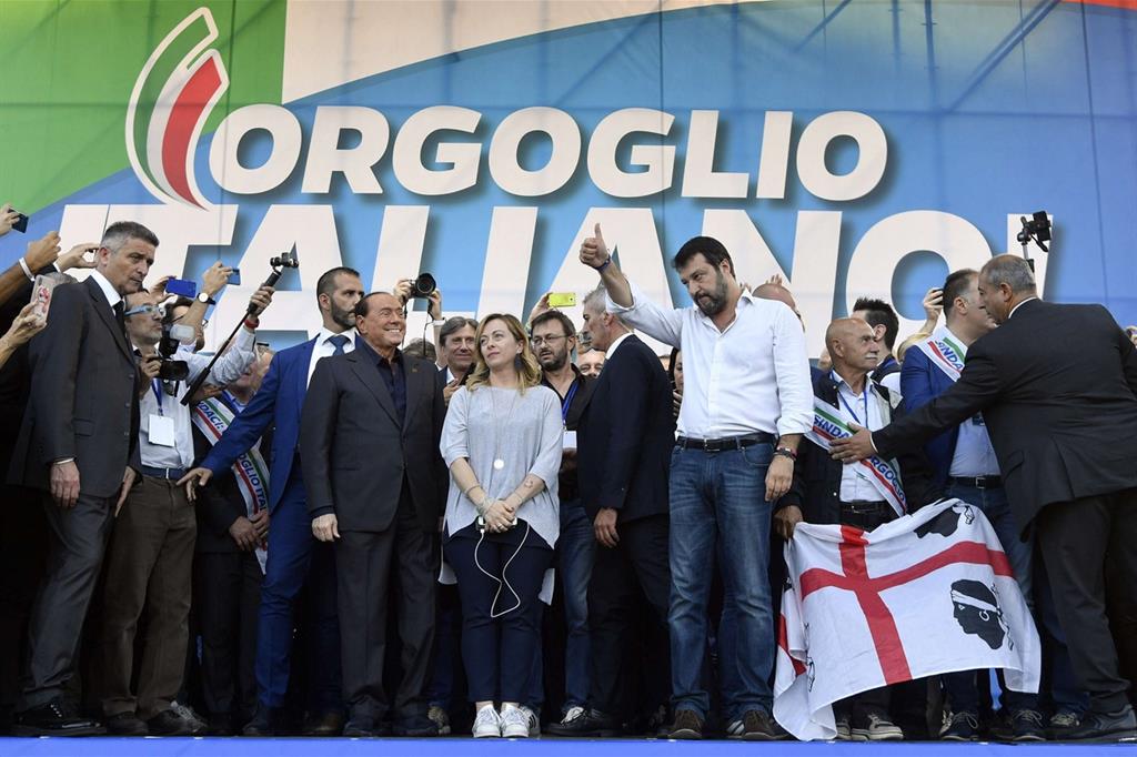 Da sinistra: Silvio Berlusconi, Giorgia Meloni e Matteo Salvini sul palco di piazza San Giovanni a Roma (Fotogramma)