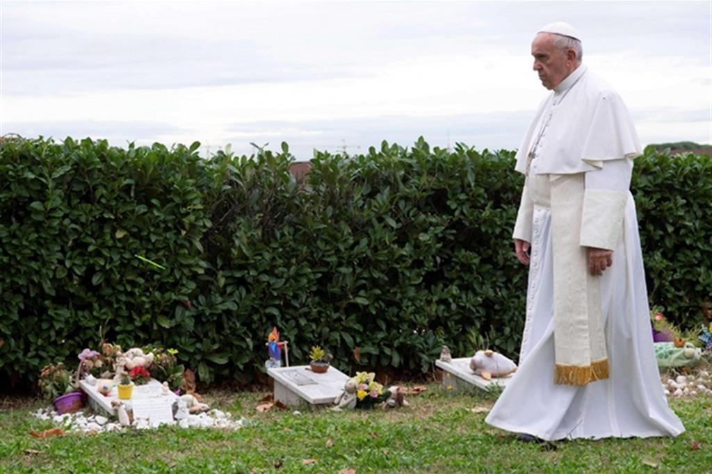 Papa Francesco al cimitero Laurentino tra le tombe dei feti (Ansa)