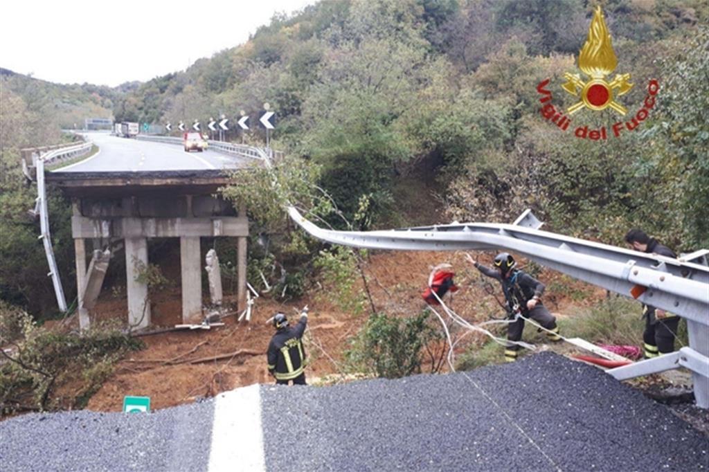 Il viadotto crollato il 24 novembre a Madonna del monte, sulla A6, che da Torino porta a Savona (Twitter)