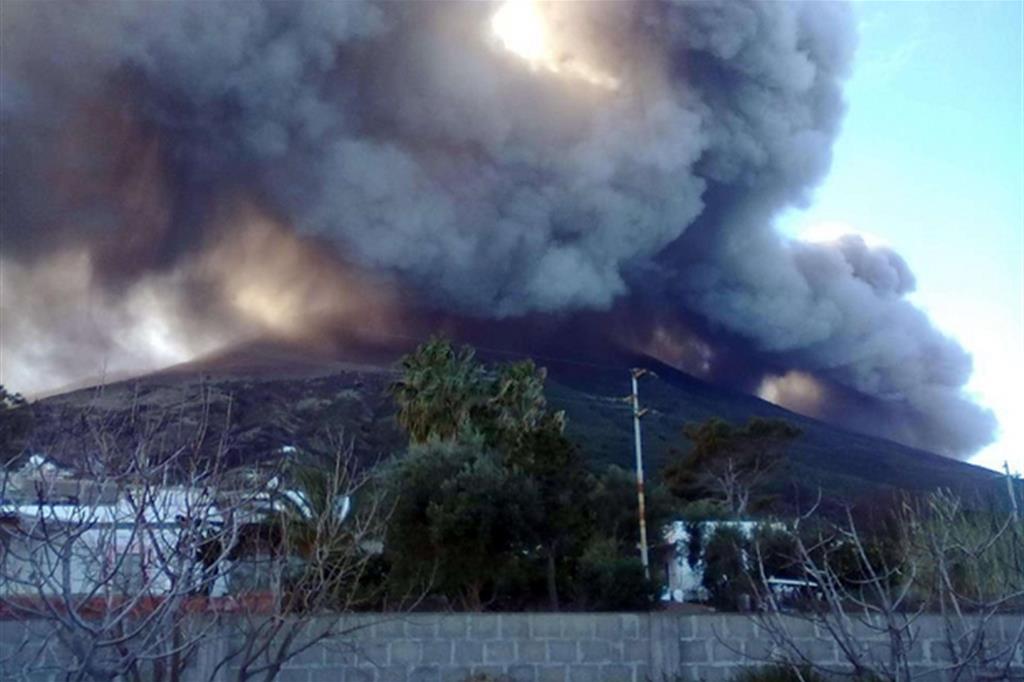 Secondo l'Istituto di vulcanologia (Ingv) ci sono stati due esplosioni maggiori e circa 20 eventi esplosivi minori. Un escursionista è rimasto ucciso nel versante dello Strmboli in eruzione, un altro è ferito. - 