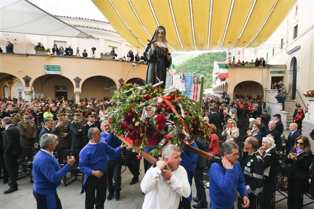 La processione con la statua di Santa Rita