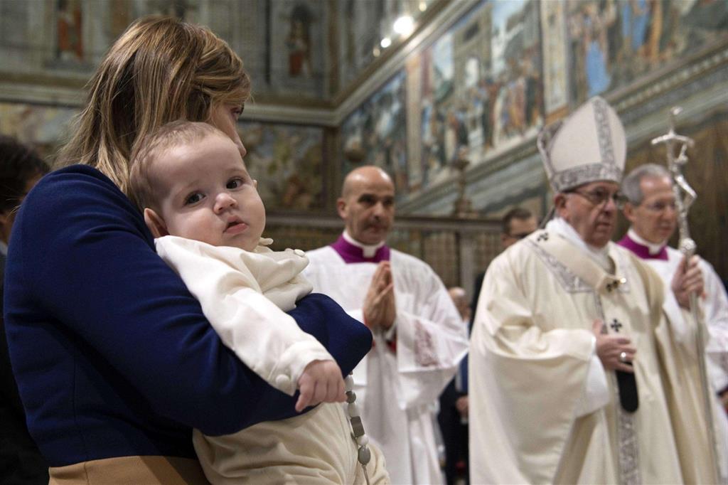 Il Papa ha impartito ieri il Battesimo a 27 neonati nella Cappella Sistina in Vaticano (Ansa)