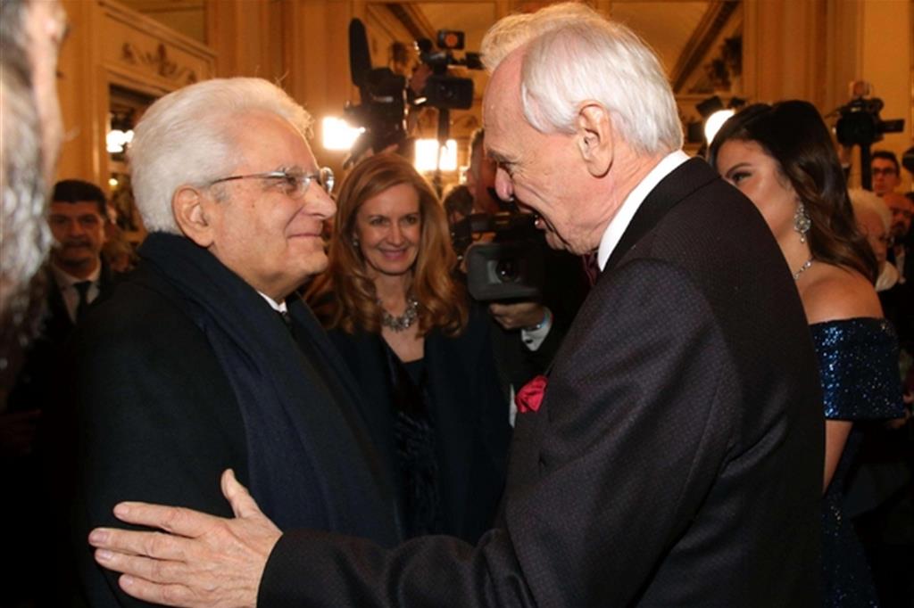 Il presidente Sergio Mattarella accolto alla Scala dal sovrintendente, Alexander Pereira (Ansa)