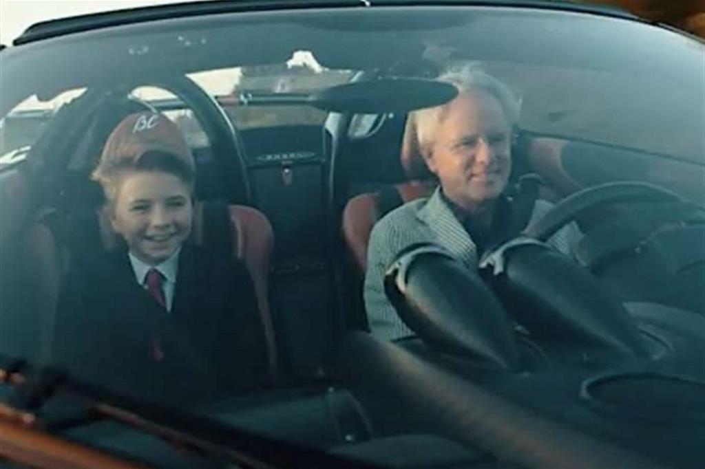 Horacio Pagani al volante della Huayra Roadster nel video con il bambino