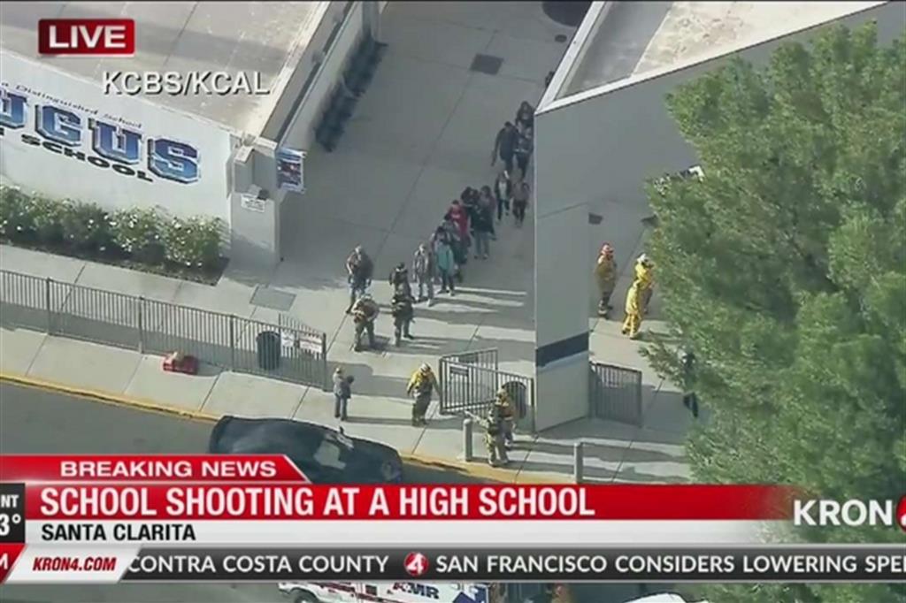 Un'immagine tratta da una diretta televisiva. Gli studenti escono uno a uno dalla scuola dove è avvenuta la sparatoria