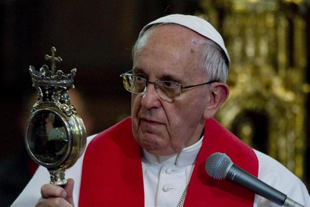 Papa Francesco con l'ampolla del sangue di San Gennaro, durante la sua visita a Napoli del 21 marzo 2015 (Ansa)