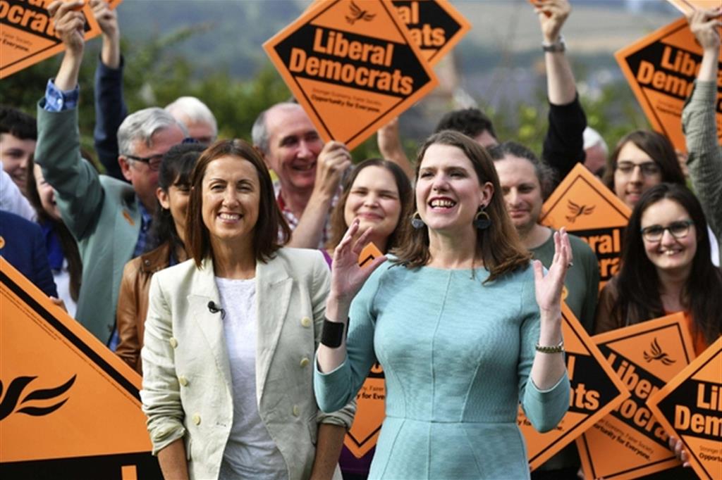 La candidata liberaldemocratica Jane Dodds a sinistra festeggia l'elezione insieme alla leader del partito Jo Swinson (Ansa)