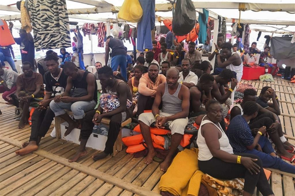 Oltre 500 persone lasciate in mare da giorni sulle navi delle Ong