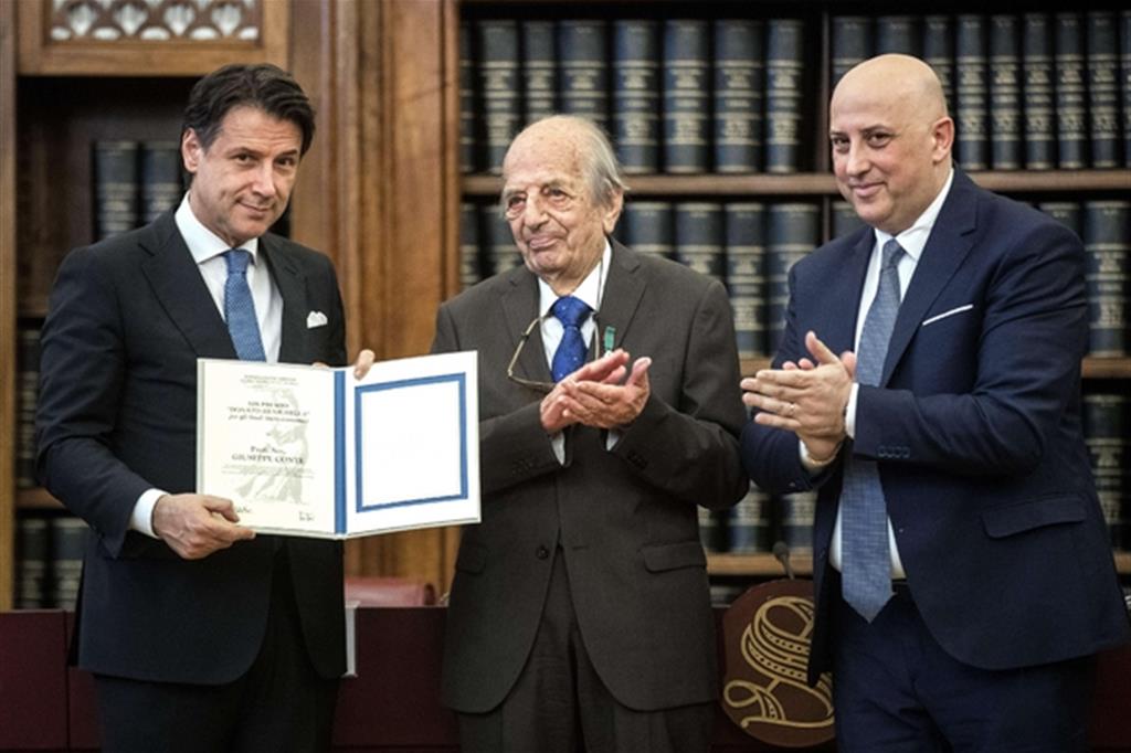 Conte riceve il premio Donato Menichella (ex governatore di Bankitalia)