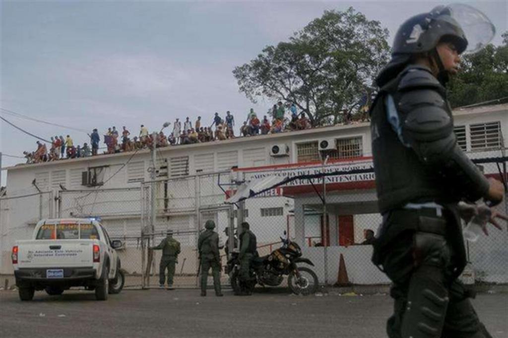 Almeno trenta le vittime della rivolta nel carcere di Arigua (Ansa)