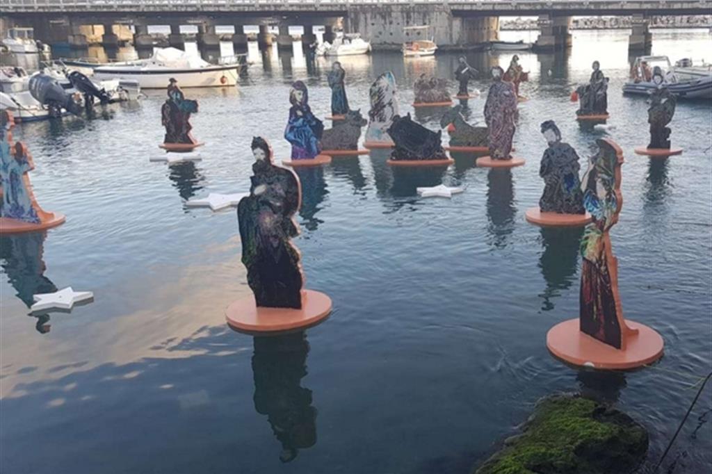 Il presepe galleggiante di Formia: le statue fatte con il legno delle barche