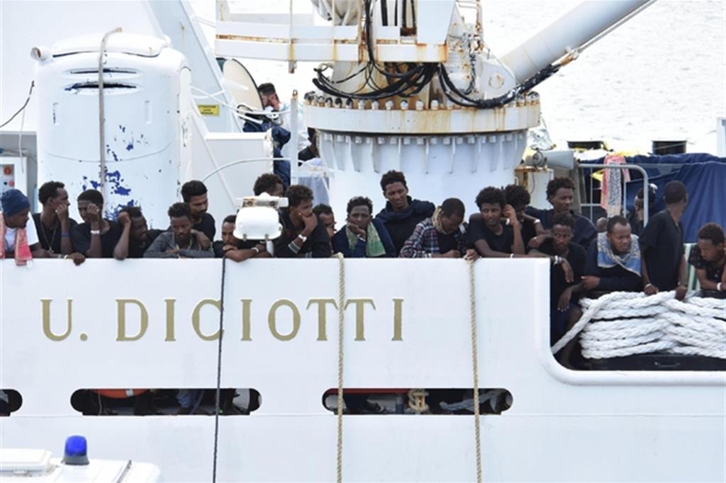 Migranti in attesa di sbarcare dalla nave Diciotti nel porto di Catania (giugno 2018)