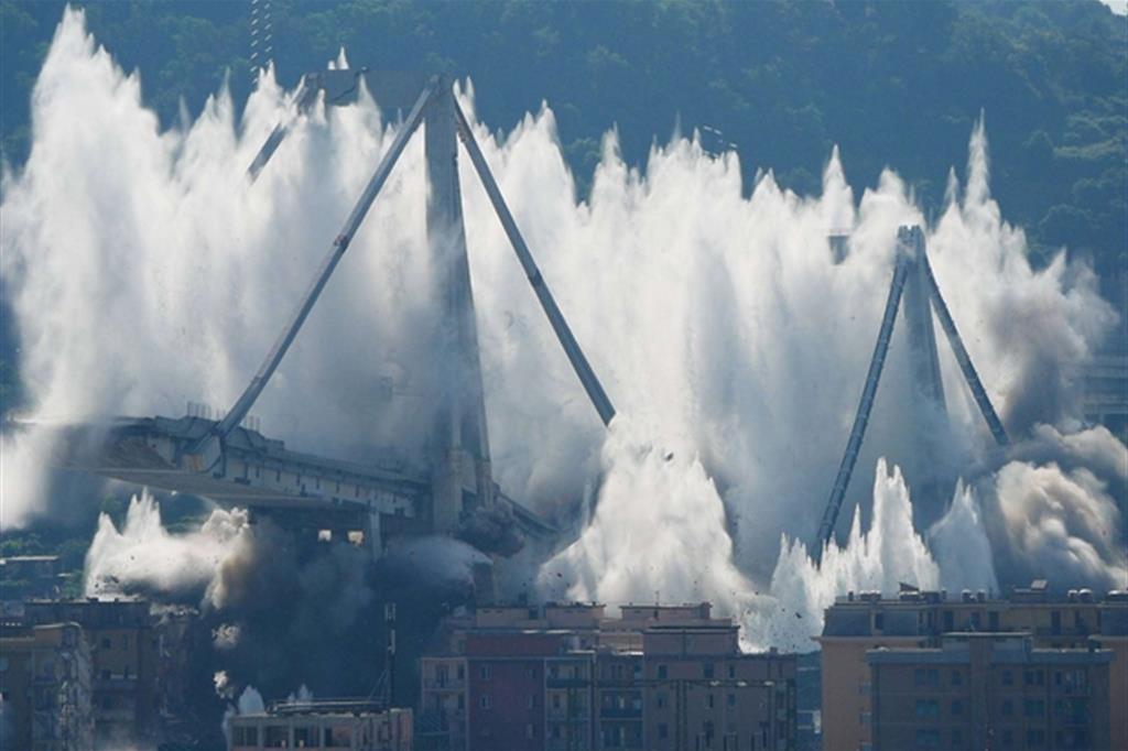 La demolizione delle pile 10 e 11 del ponte Morandi (Fotogramma)