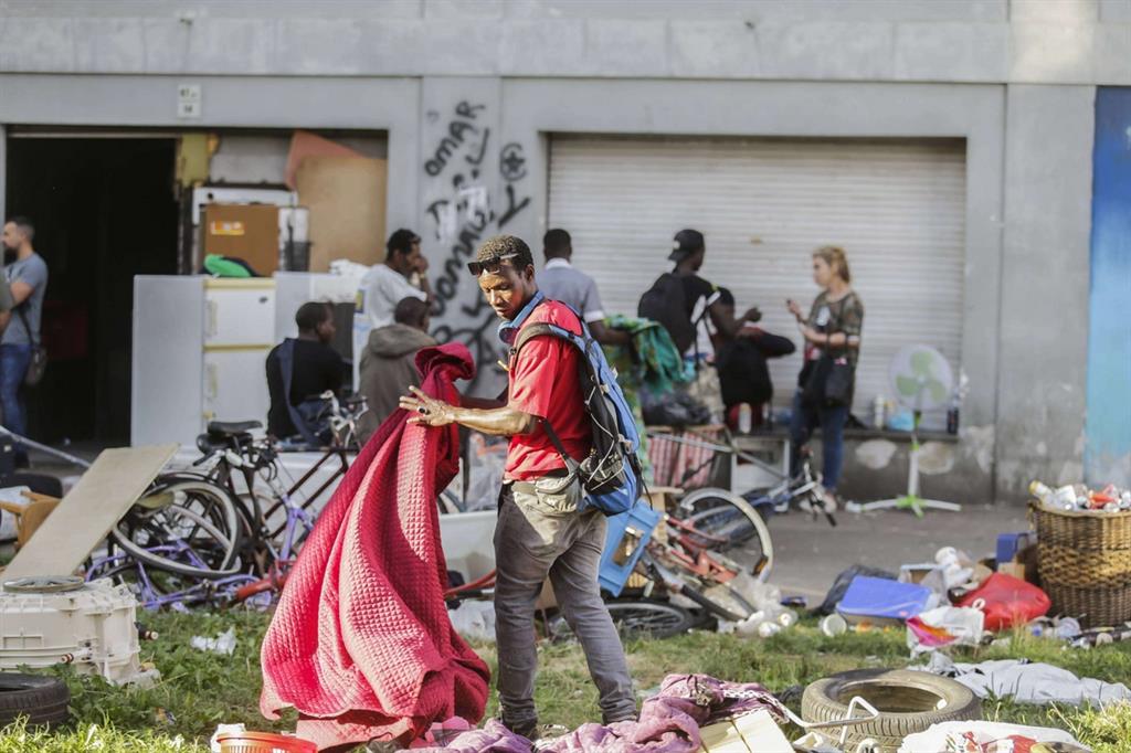 I migranti che occupavano le palazzine ex Moi di Torino attendono di essere trasferiti in altri alloggi