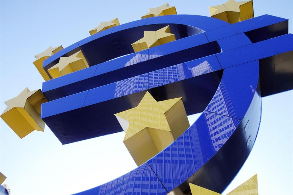 Il simbolo dell'Euro, in una scultura dell'artista Otmar Hoerl, davanti alla sede della Banca Centrale Europea a Francoforte in Germania (Ansa)