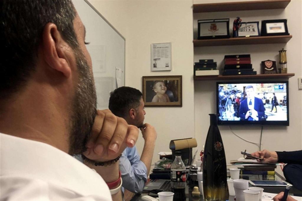 Salvini segue lo spoglio in via Bellerio a Milano