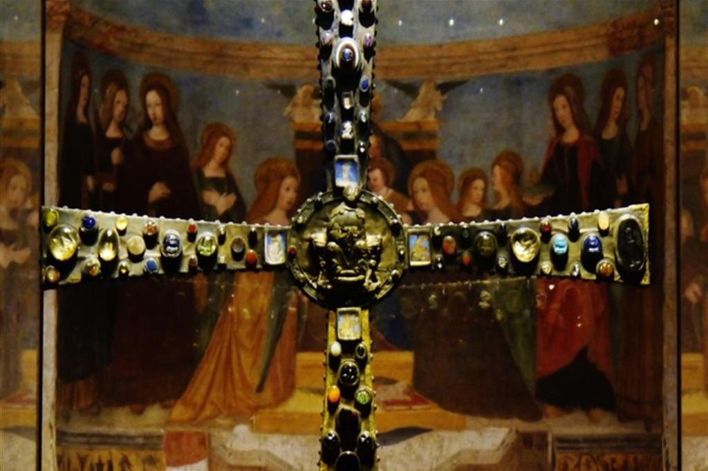 La “Croce di Desiderio” del museo di Santa Giulia (Brescia), in realtà rifacimento del IX secolo