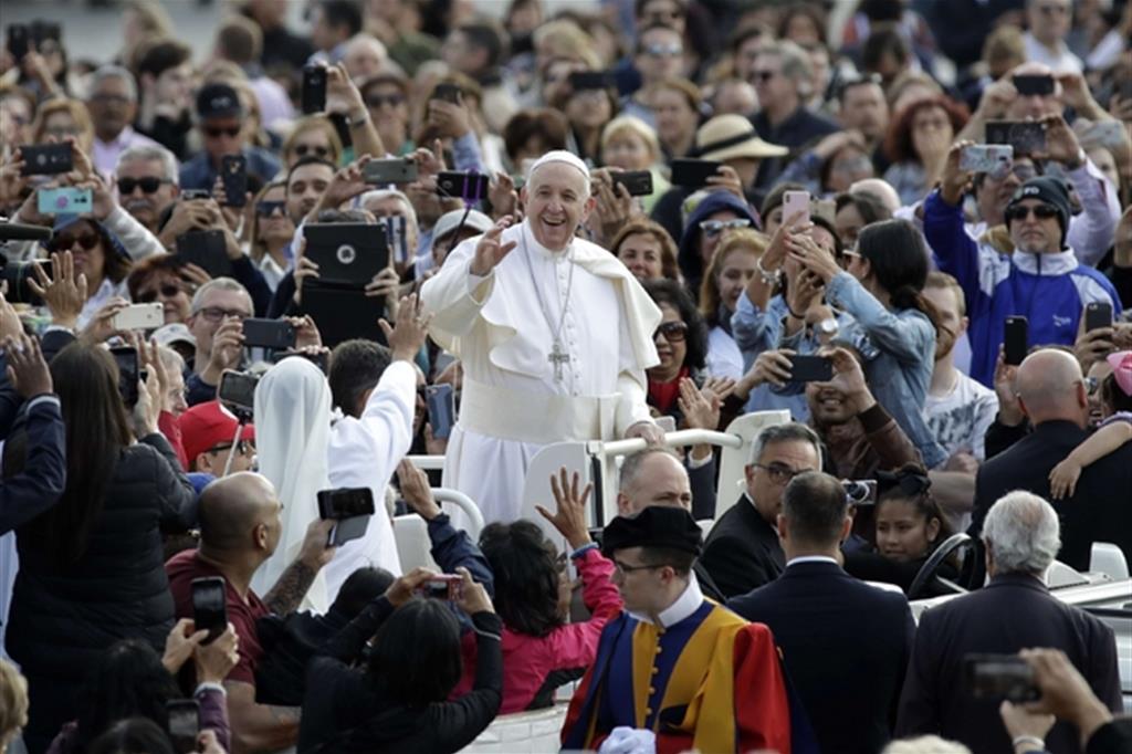 Il Papa: «Il Signore dà tutto gratis, la salvezza non si compra» 