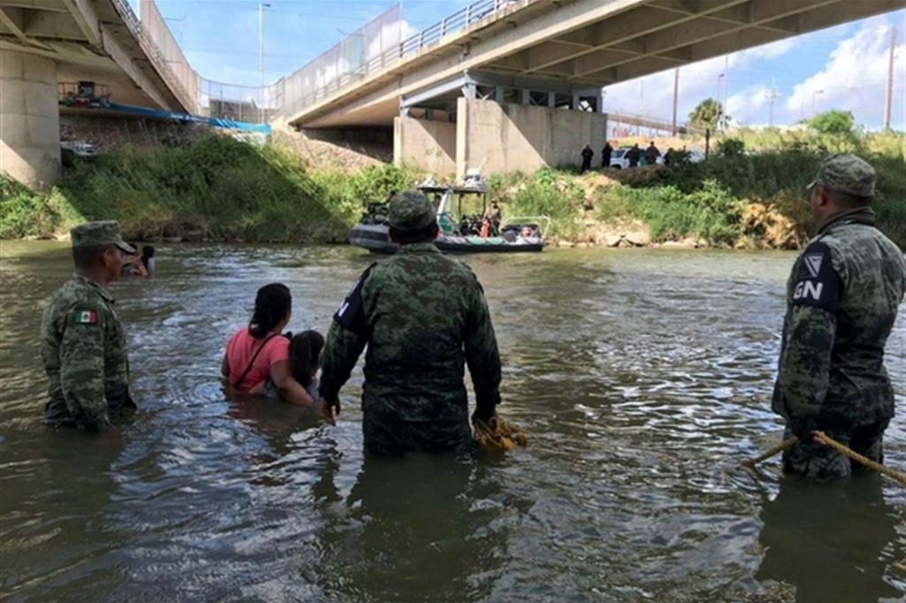Agenti della polizia messicana bloccano sul Rio Bravo i migranti provenienti dal Guatemala (Ansa)