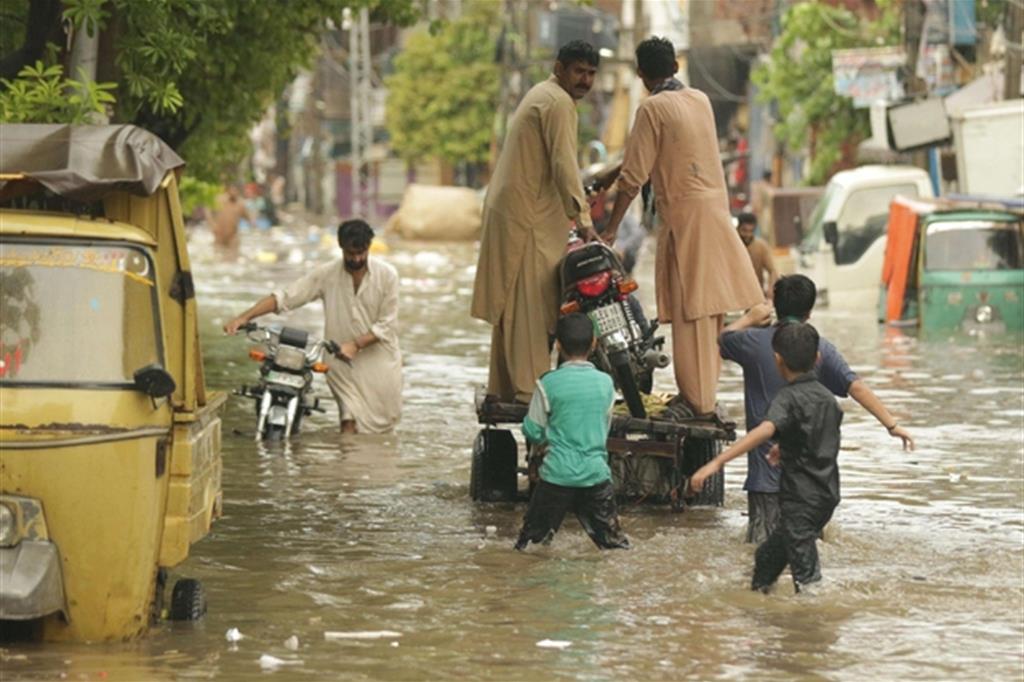 Le strade di Lahore in Pakistan invase dall'acqua (Ansa)
