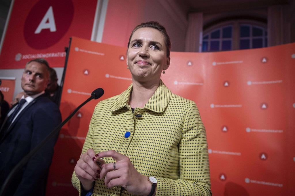 La leader dei socialdemocratici danese Mette Frederiksen parla al partito dopo la vittoria alle elezioni di mercoledi