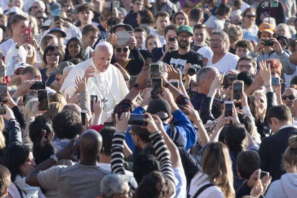 Il Papa saluta i fedeli prima dell'udienza (Ansa)