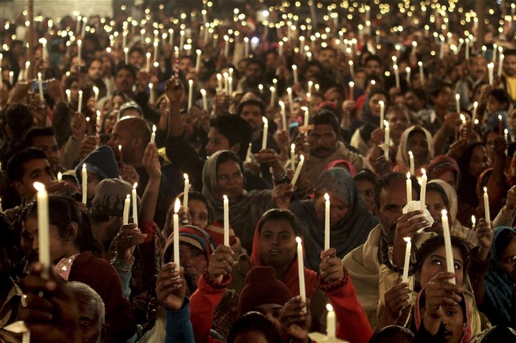 Veglia a Lahore, in Pakistan, contro le persecuzioni dei cristiani (Ansa/Ap)