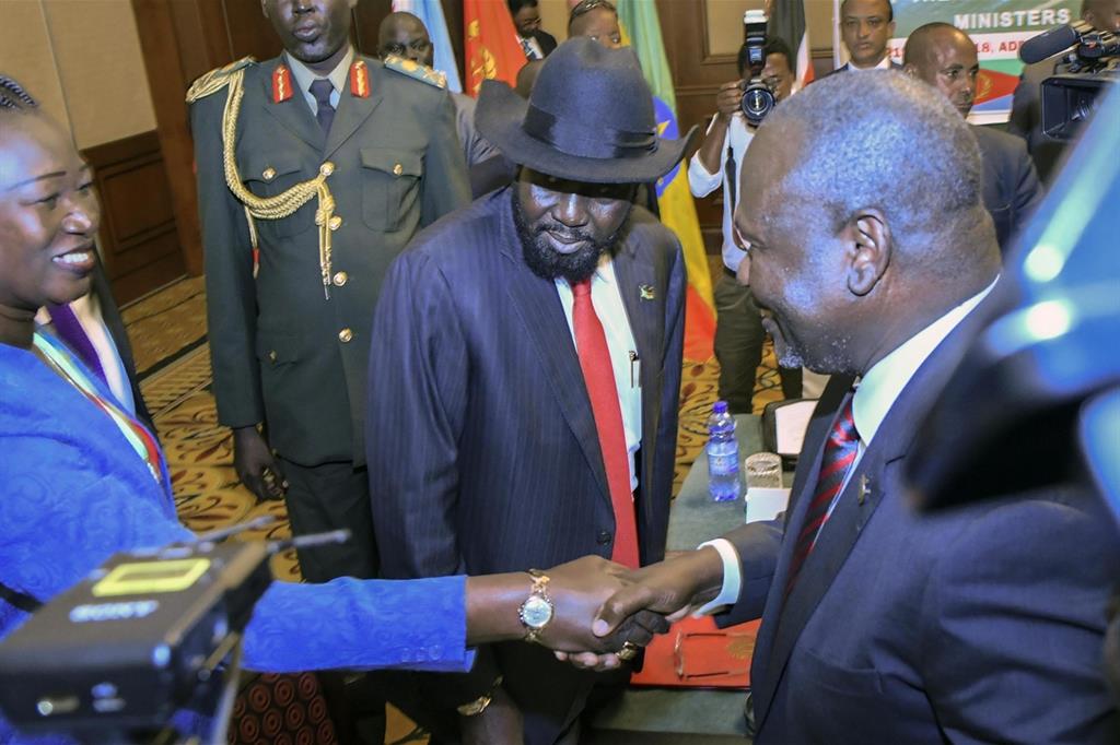 Il presidente sudsudanese Salva Kiir (al centro con il cappello) e il suo ex vice Riek Machar (a destra) durante gli incontri ad Addis Abeba degli scorsi mesi (Ansa)