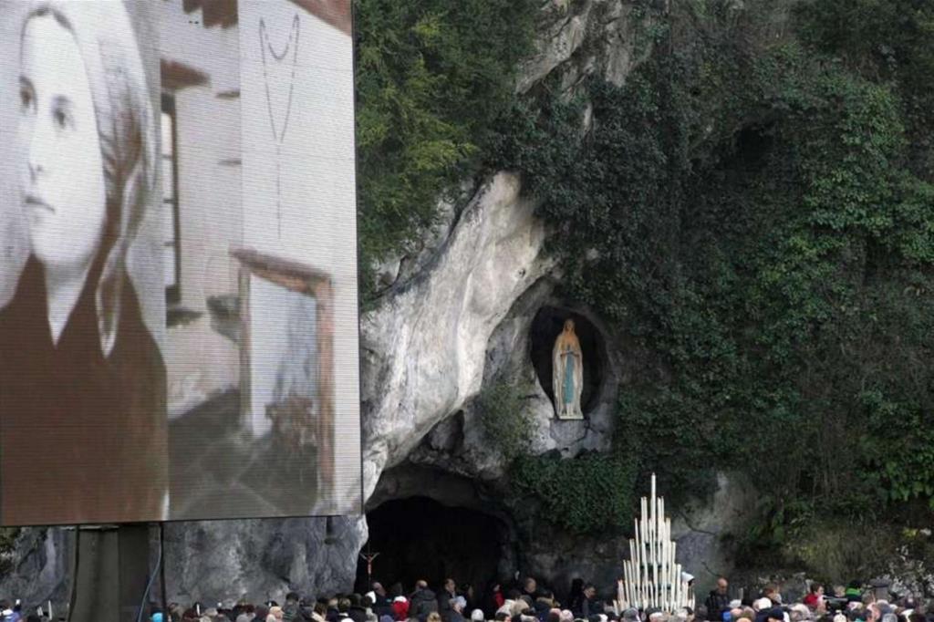 La Grotta delle apparizioni con la statua della Vergine e un’immagine di santa Bernadette