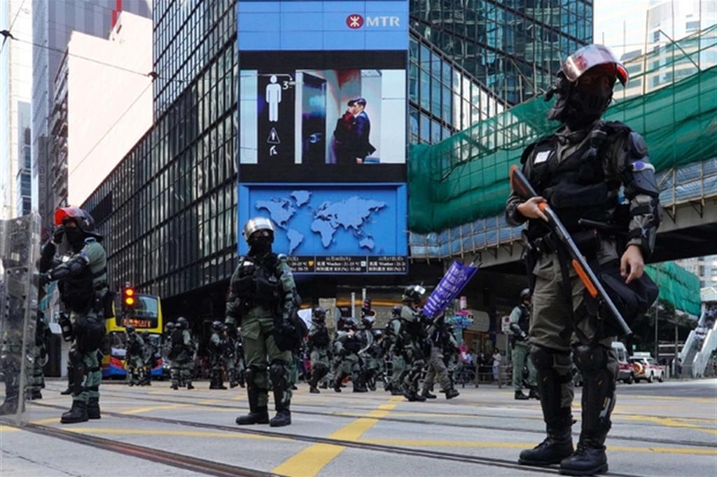 Hong Kong, poliziotto spara e ferisce due manifestanti / Video