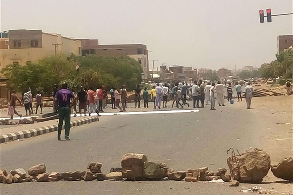 Le proteste nel centro di Khartum (Ansa)