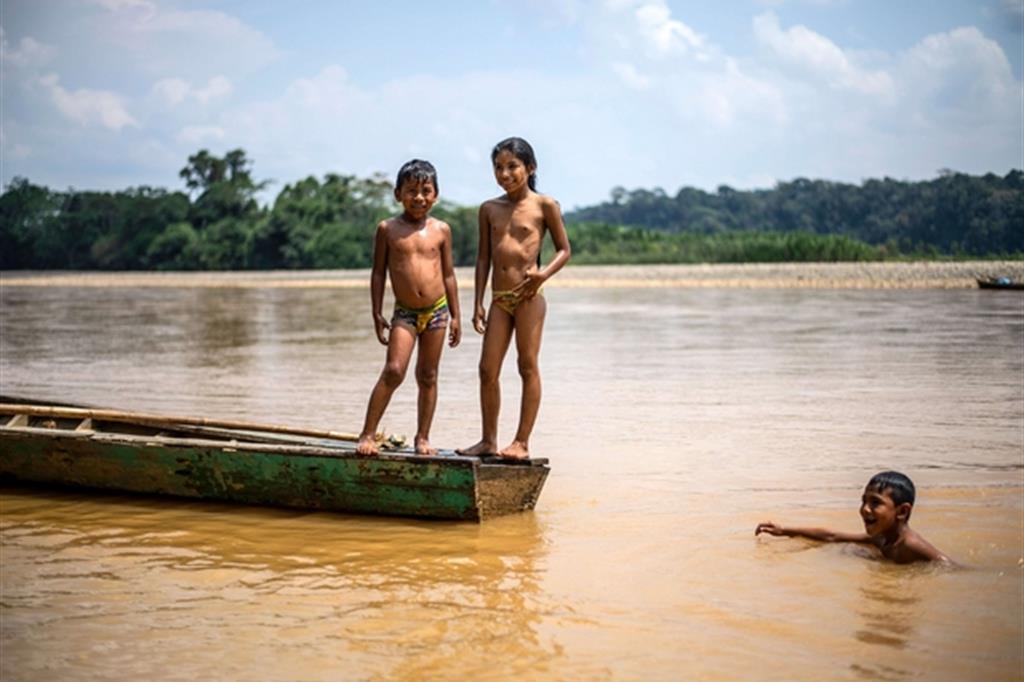 Bambini del gruppo indigeno arazaire, nella regione Madre de Dios dell’Amazzonia peruviana / Ernesto Benavides/Afp