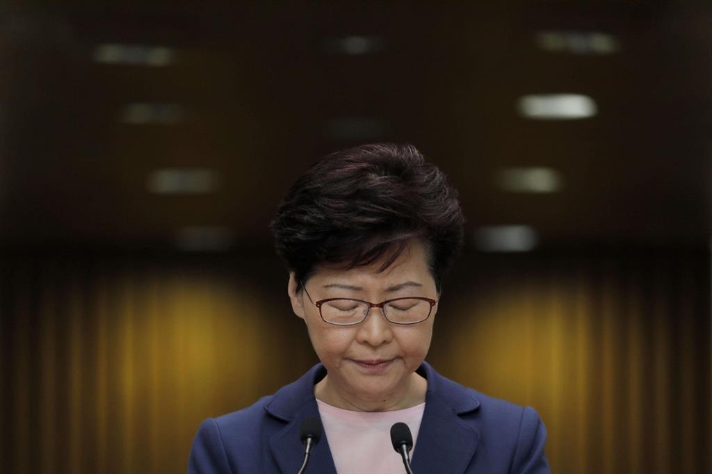 La governatrice filo-Pechino di Hong Kong, Carrie Lam (Ansa)