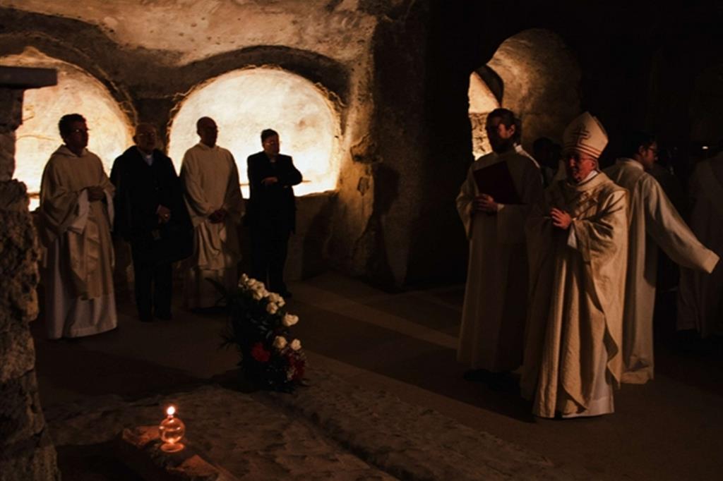 A 50 anni dalla riapertura delle catacombe di san Gennaro, a Napoli, il rione Sanità può pregare nuovamente sulle reliquie dei santi Agrippino e Gennaro, che sabato scorso durante la Messa presieduta dal vescovo ausiliare di Napoli Lucio Lemmo, ritornano nel luogo della loro sepoltura