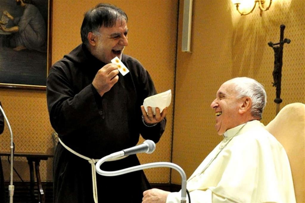 Papa Francesco ride agli scherzi di frate Mago