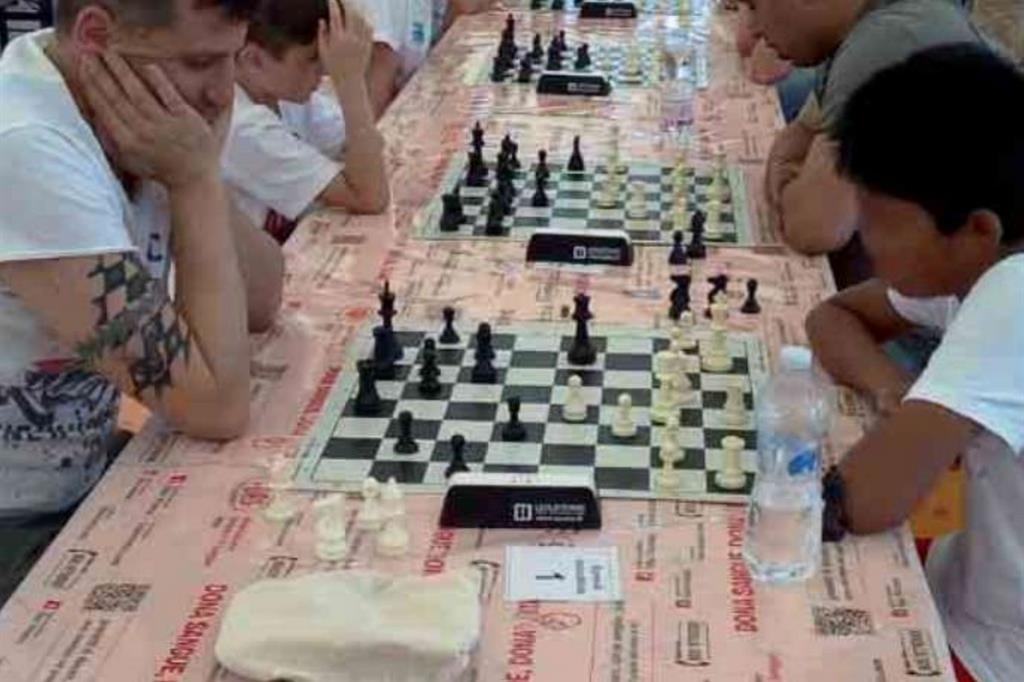 Ahmed impegnato in una partita di scacchi