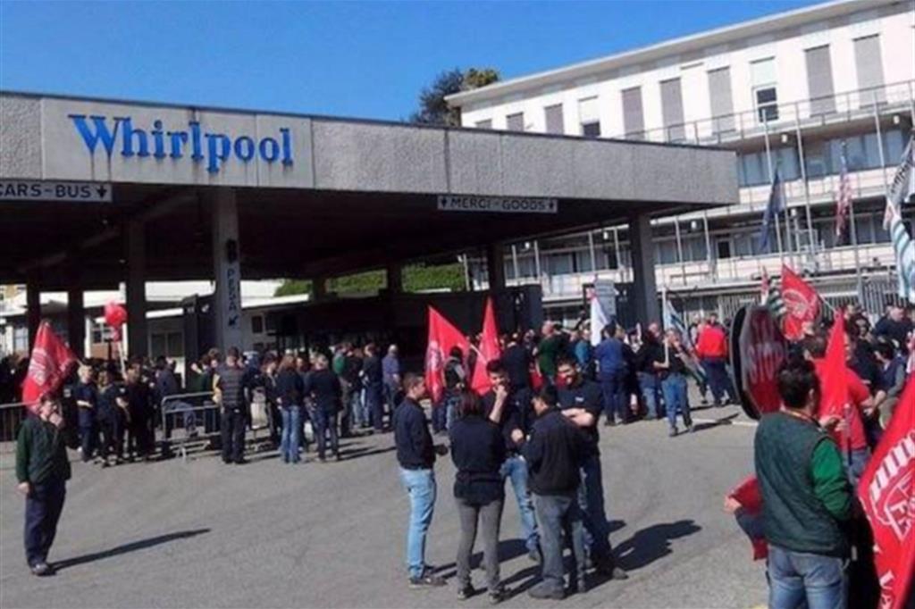 Manifestazione dei lavoratori dello stabilimento Whirpool di Cassinetta di Bindronno (Va) contro la delocalizzazione