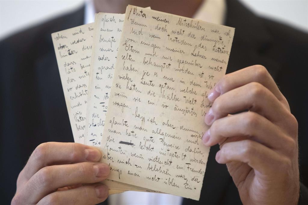 Alcune pagine manoscritte di Franz Kafka presentati alla Israels National Library. I documenti sono arrivati in Israele dopo una lunga battaglia legale (Ansa/AP Photo/Sebastian Scheiner)